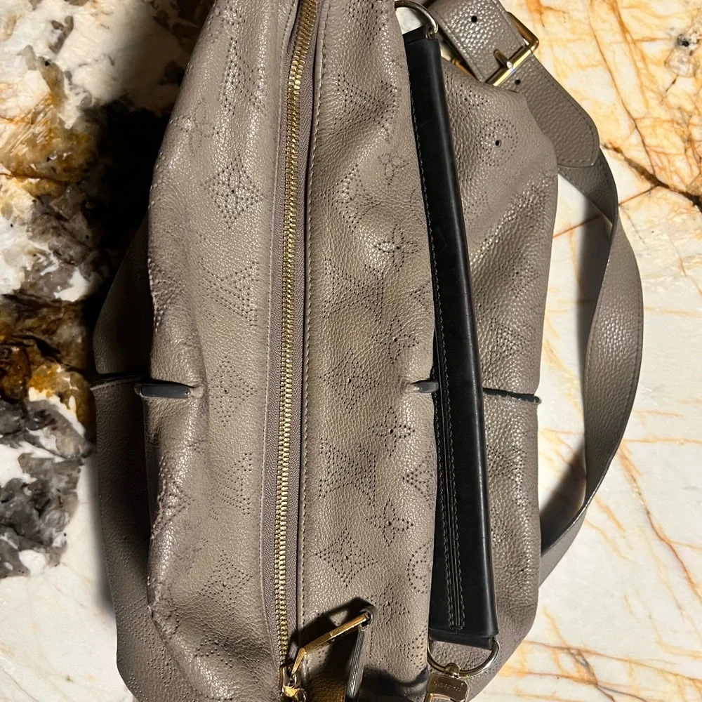 Authentic Louis Vuitton Ombre taupe Mahina leather SELENE MM Shoulder Bag - Picture 3 of 11